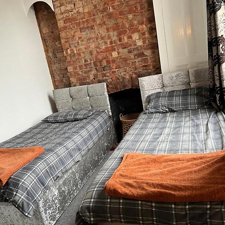 Quigley Buildings - Stylish Entire 2 Bed House Sleeps 5 Wigan - Private Garden - Free Parking - Wifi - Secure Garden Lägenhet Exteriör bild