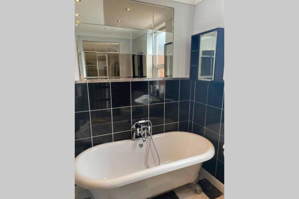 Quigley Buildings - Stylish Entire 2 Bed House Sleeps 5 Wigan - Private Garden - Free Parking - Wifi - Secure Garden Lägenhet Exteriör bild