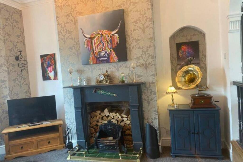 Quigley Buildings - Stylish Entire 2 Bed House Sleeps 5 Wigan - Private Garden - Free Parking - Wifi - Secure Garden Lägenhet Exteriör bild