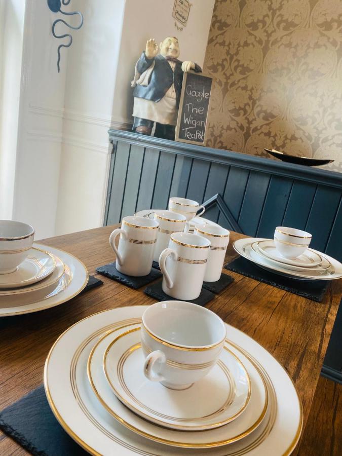 Quigley Buildings - Stylish Entire 2 Bed House Sleeps 5 Wigan - Private Garden - Free Parking - Wifi - Secure Garden Lägenhet Exteriör bild
