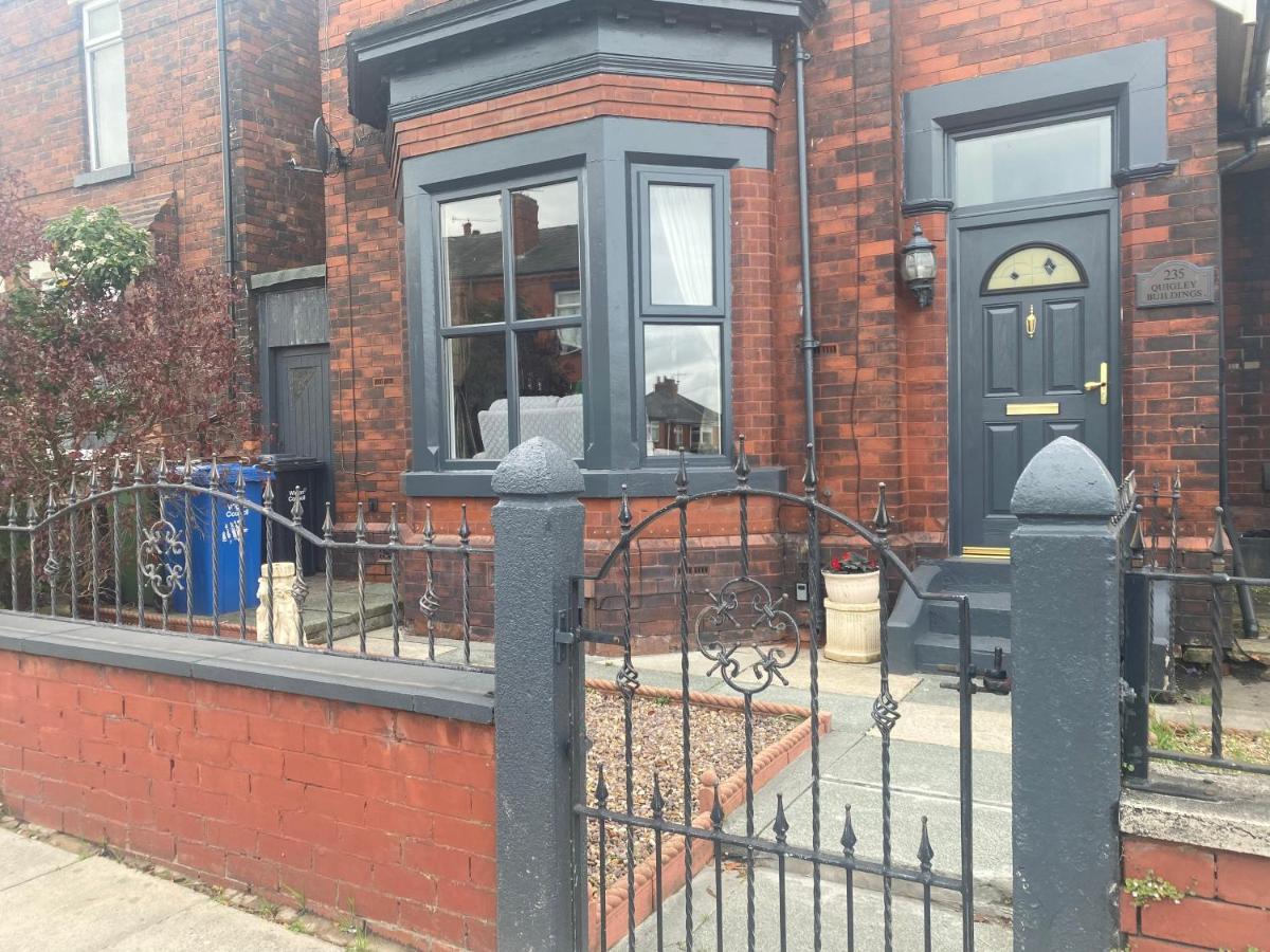Quigley Buildings - Stylish Entire 2 Bed House Sleeps 5 Wigan - Private Garden - Free Parking - Wifi - Secure Garden Lägenhet Exteriör bild