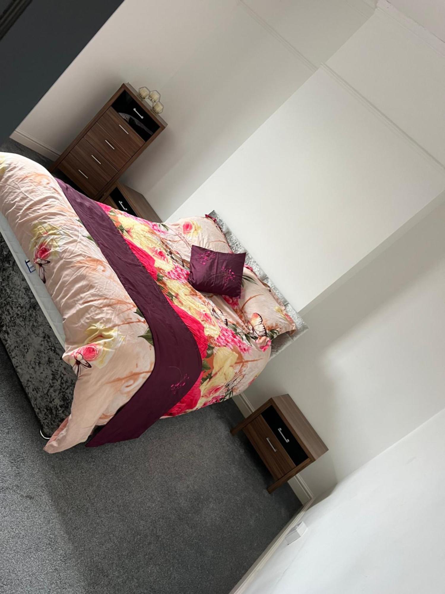 Quigley Buildings - Stylish Entire 2 Bed House Sleeps 5 Wigan - Private Garden - Free Parking - Wifi - Secure Garden Lägenhet Exteriör bild