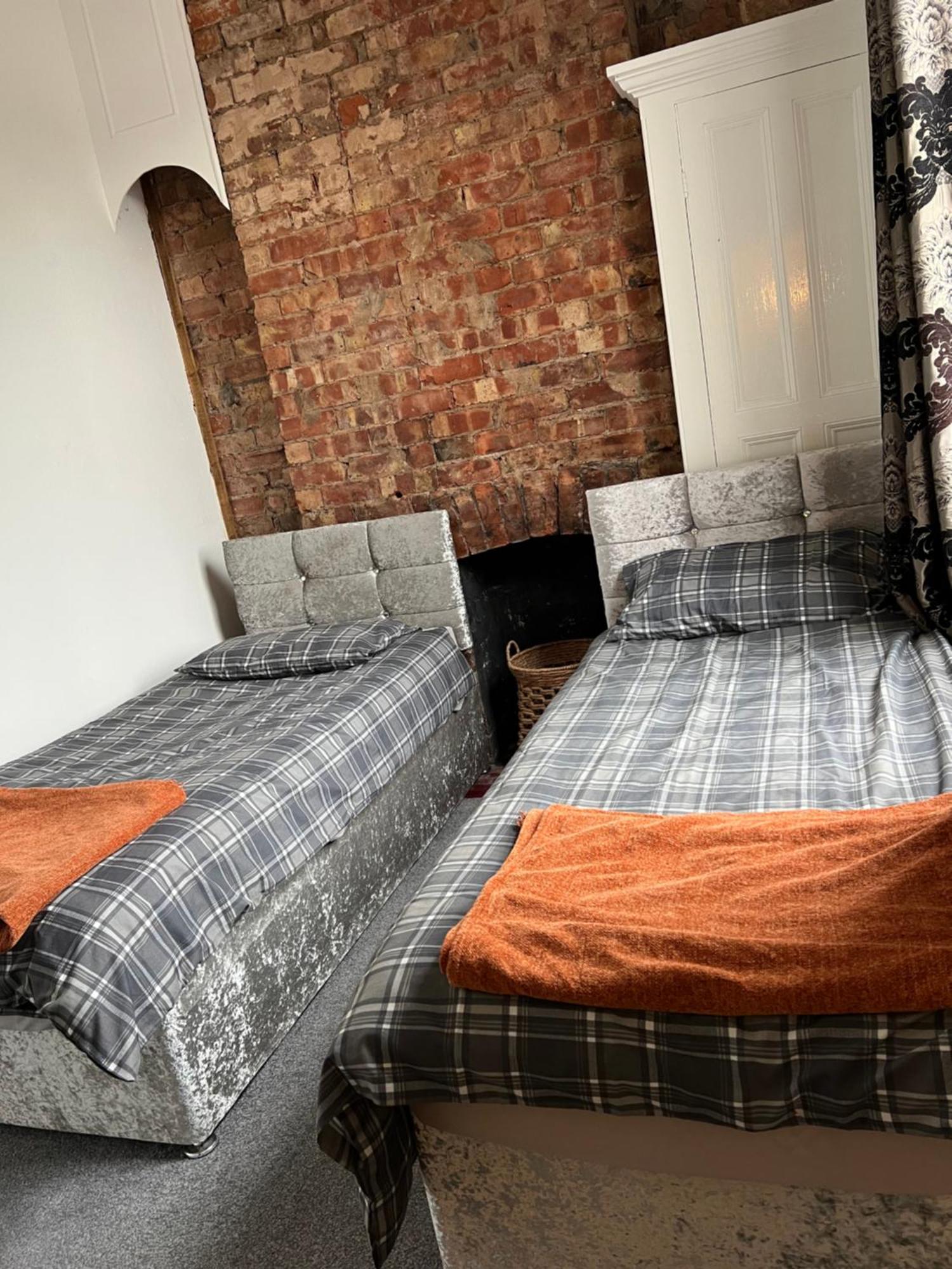 Quigley Buildings - Stylish Entire 2 Bed House Sleeps 5 Wigan - Private Garden - Free Parking - Wifi - Secure Garden Lägenhet Exteriör bild